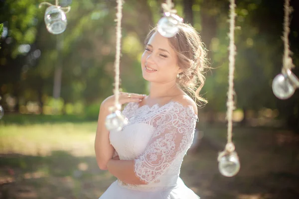 Noiva em vestido branco no jardim — Fotografia de Stock