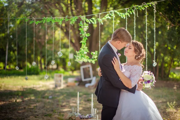 Braut und Bräutigam am Hochzeitstag — Stockfoto