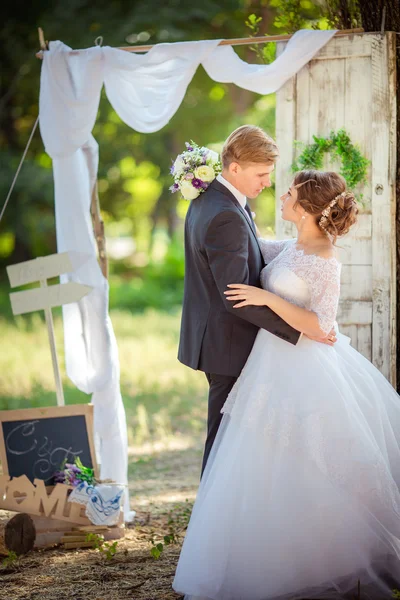 Braut und Bräutigam am Hochzeitstag — Stockfoto