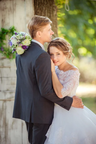 Bruid en bruidegom op hun trouwdag — Stockfoto