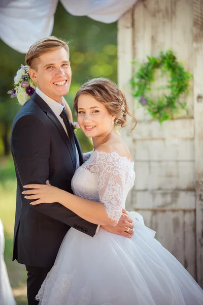 Bride and groom on their wedding day — Stock Photo, Image