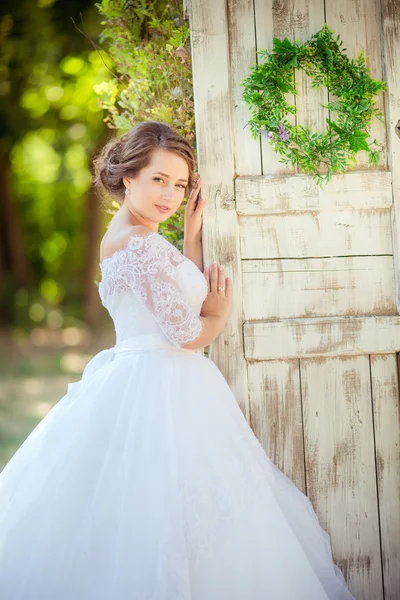 Sposa in abito bianco in giardino — Foto Stock