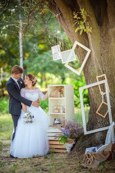 Noiva e noivo em seu dia de casamento — Fotografia de Stock