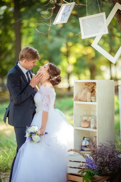 Brud og brudgom på bryllupsdagen – stockfoto