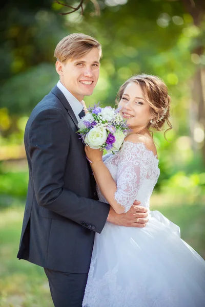 Brud och brudgum på deras bröllopsdag — Stockfoto