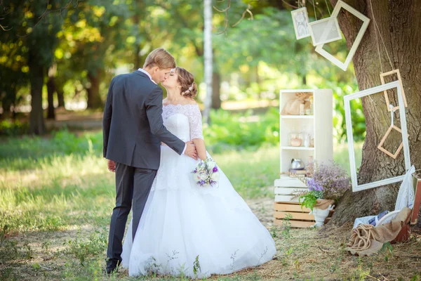 Noiva e noivo em seu dia de casamento — Fotografia de Stock