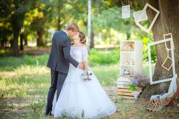 Brud och brudgum på deras bröllopsdag — Stockfoto