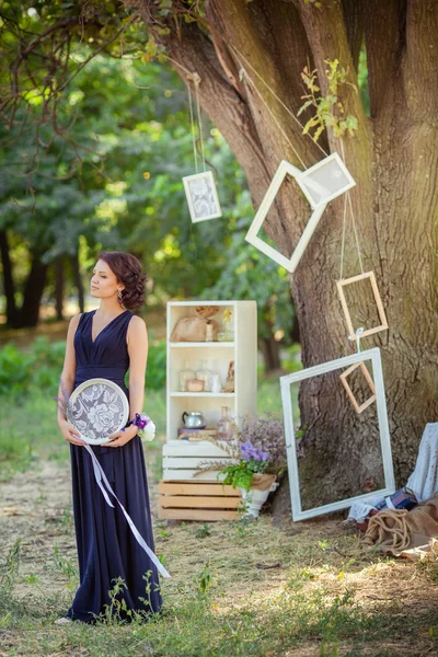 Mulher com painel de renda nas mãos — Fotografia de Stock