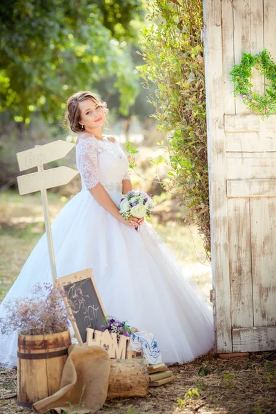 Gelin Bahçe Beyaz elbiseli — Stok fotoğraf