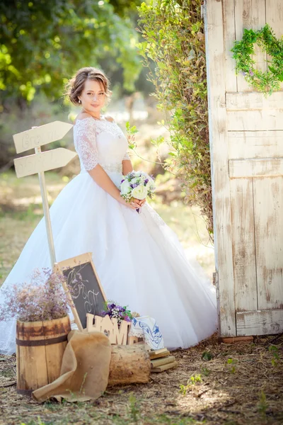 Panna młoda w białej sukni w ogrodzie — Zdjęcie stockowe
