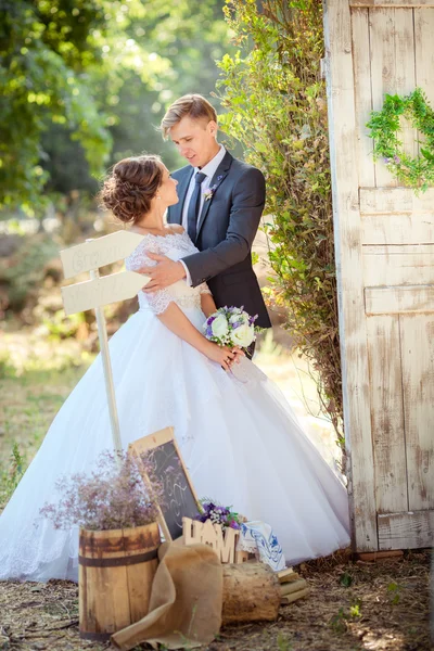 Noiva e noivo em seu dia de casamento — Fotografia de Stock