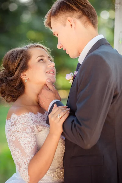 Bruid en bruidegom op hun trouwdag — Stockfoto