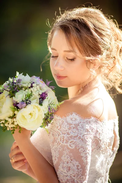 Braut im weißen Kleid im Garten — Stockfoto