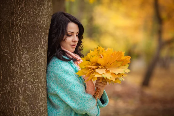 Chica con hojas de arce en el jardín de otoño —  Fotos de Stock