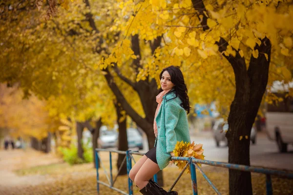 Mädchen mit Ahornblättern im Herbstgarten — Stockfoto