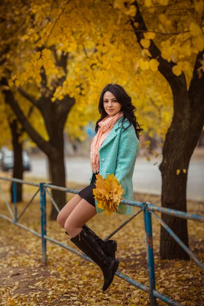 Chica con hojas de arce en el jardín de otoño —  Fotos de Stock