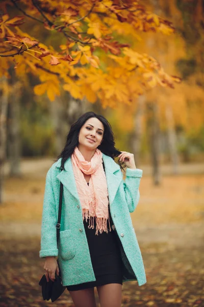 Schönes Mädchen im herbstlichen Garten — Stockfoto