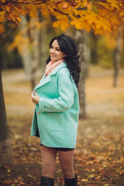 Hermosa chica en el jardín de otoño — Foto de Stock