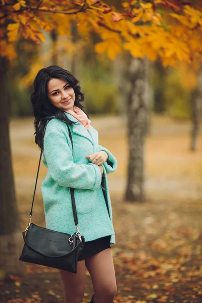 Hermosa chica en el jardín de otoño — Foto de Stock