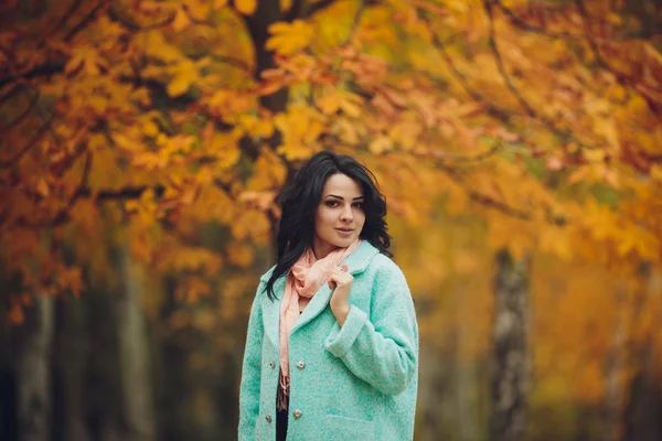 Schönes Mädchen im herbstlichen Garten — Stockfoto