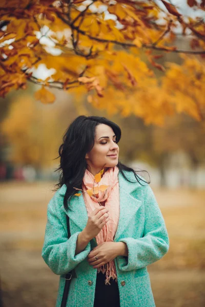 Menina bonita no jardim de outono — Fotografia de Stock