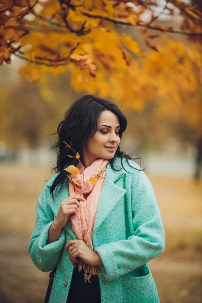 Schönes Mädchen im herbstlichen Garten — Stockfoto