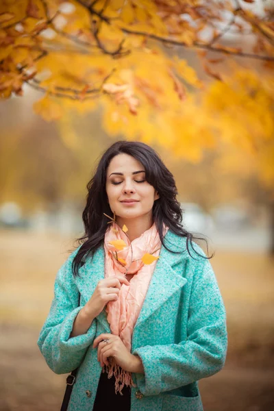 Schönes Mädchen im herbstlichen Garten — Stockfoto