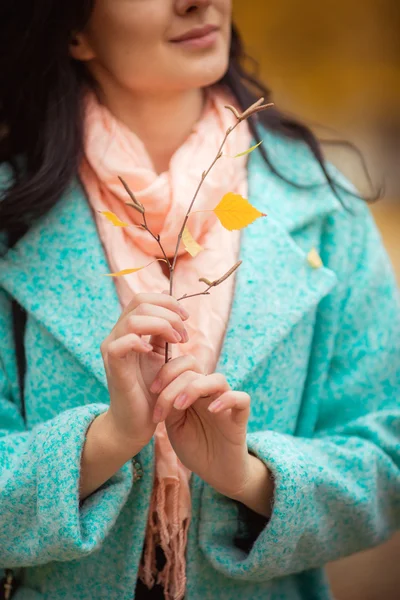 Belle fille dans le jardin d'automne — Photo