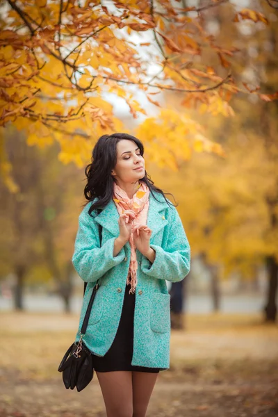 Beautiful girl in autumn garden — Zdjęcie stockowe