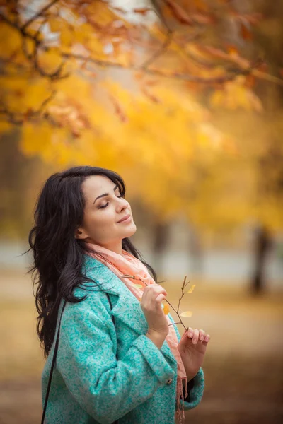 Hermosa chica en el jardín de otoño —  Fotos de Stock