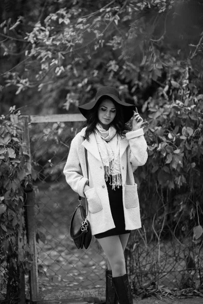 Mulher de chapéu posando ao ar livre — Fotografia de Stock