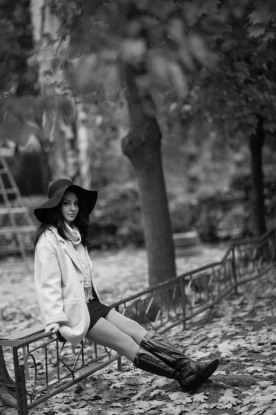 Frau mit Hut posiert im Freien — Stockfoto