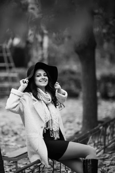 Mujer en sombrero posando al aire libre —  Fotos de Stock