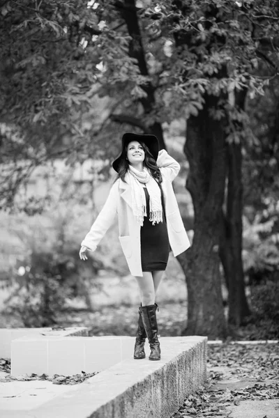 Woman in hat posing outdoor — Stock Photo, Image