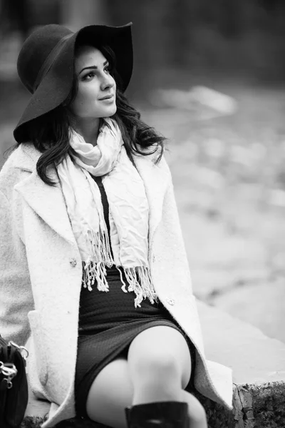 Mujer en sombrero posando al aire libre —  Fotos de Stock