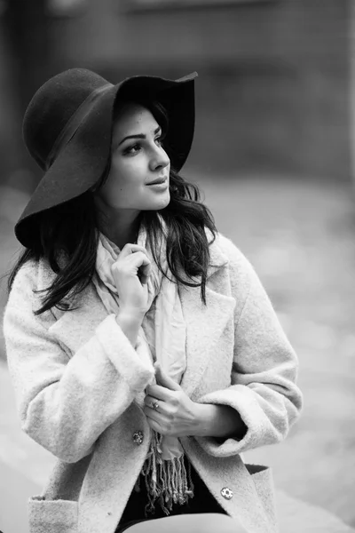 Woman in hat posing outdoor — Stock Photo, Image