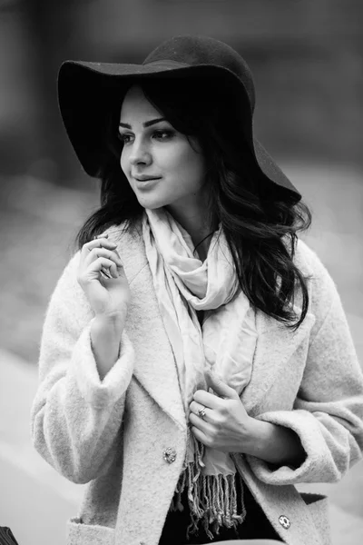 Красивая женщина с макияжем в шляпе — стоковое фото