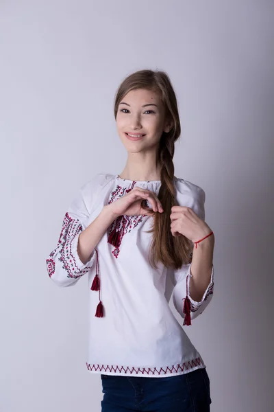 Vackra ukrainska flicka — Stockfoto