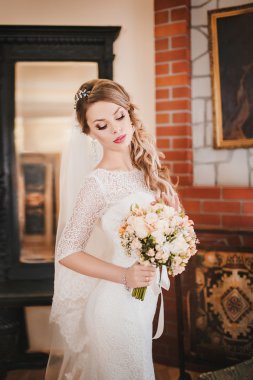 Bir buket çiçekli güzel gelin