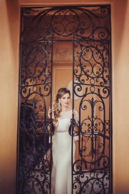 Dövme demir kapının yanında poz gelin