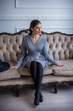 kadın kanepede oturan moda giysileri