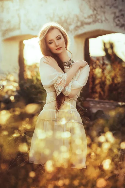 Bohème fille dans le jardin de printemps — Photo