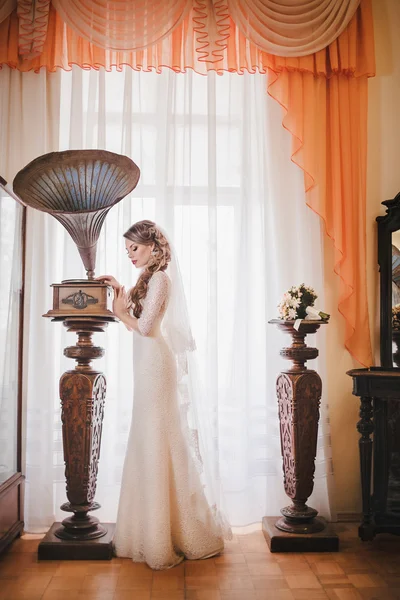 Nevěsta stojí poblíž gramofon — Stock fotografie