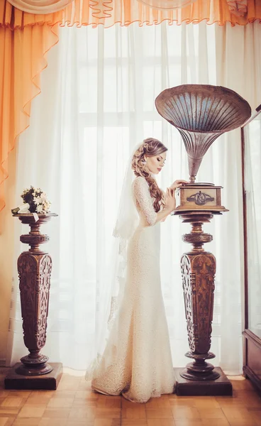 Невеста рядом с граммофоном — стоковое фото