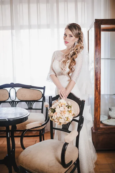 Belle mariée avec bouquet de fleurs — Photo