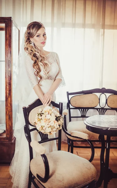 Schöne Braut mit Blumenstrauß — Stockfoto