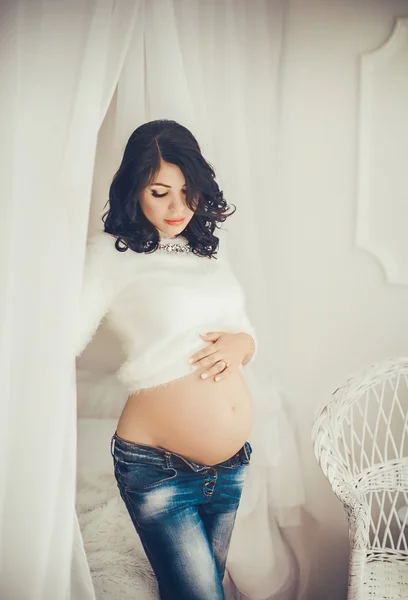Όμορφη κομψή έγκυος γυναίκα — Φωτογραφία Αρχείου