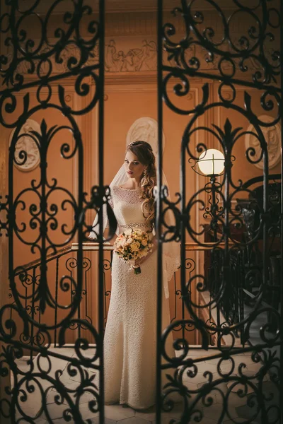 Braut posiert hinter gefälschter Tür — Stockfoto