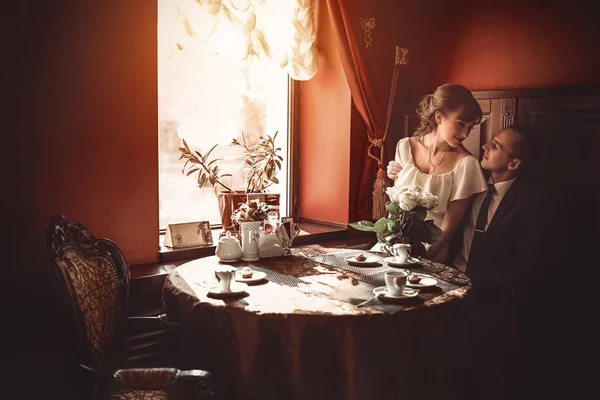 Bride and groom on their wedding day — Stock Photo, Image