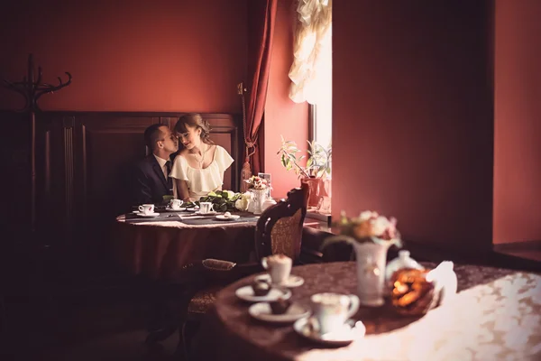 Noiva e noivo em seu dia de casamento — Fotografia de Stock